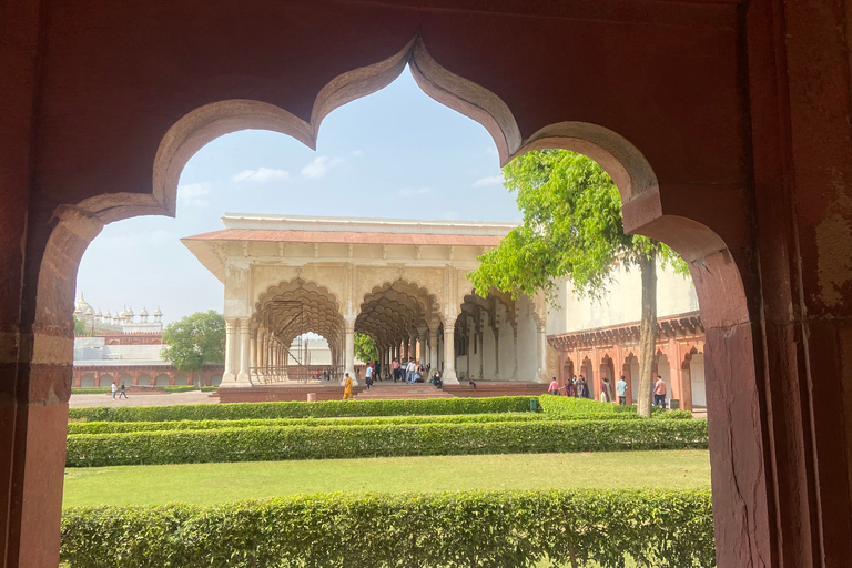 Von Delhi aus: Tajmahal-Tour mit dem Gatimaan-Zug (alles inklusive)Zug 2. Klasse mit Auto, Reiseführer, Mittagessen und Eintrittskarten für Sehenswürdigkeiten