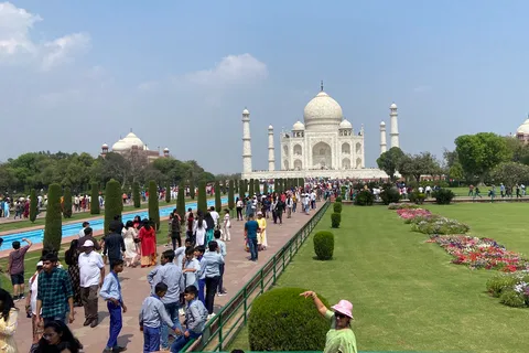 From Delhi: Agra Day Tour by Gatimaan Train with Taj Mahal