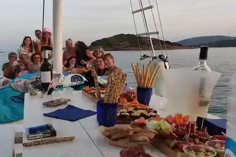 Porto-Vecchio: Aperitif zum Sonnenuntergang auf dem Meer