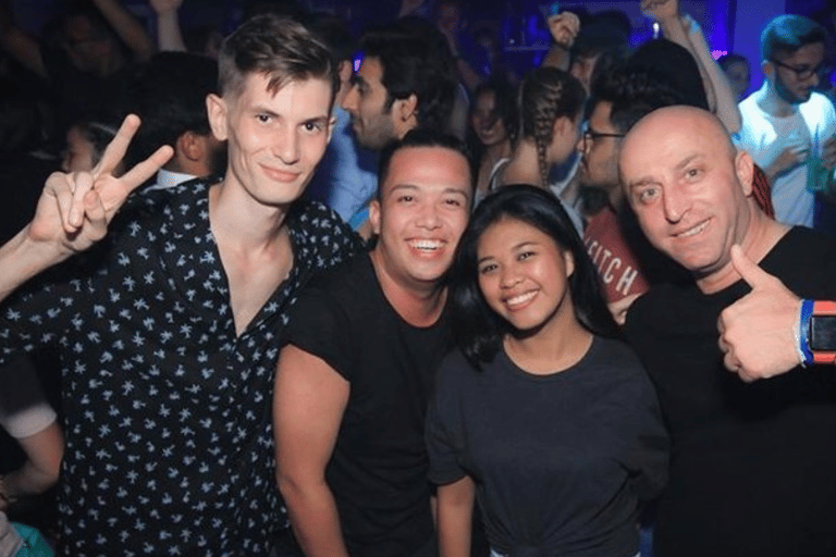 Bangkok: Pub CrawlViajero achispado a 4 bares y 1 discoteca con 3 copas