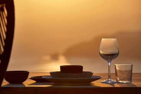 Prywatna romantyczna kolacja na Santorini z widokiem na kalderę i zachód słońcaPrywatna romantyczna kolacja z widokiem na kalderę i zachód słońca na Santorini