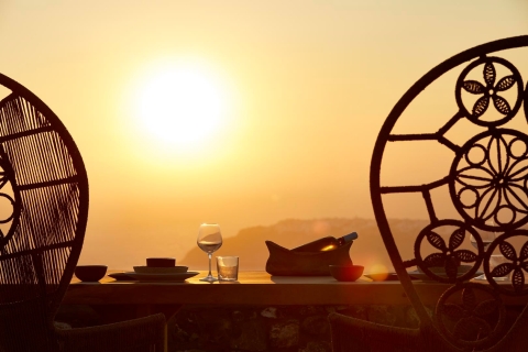 Romantisch privédiner op Santorini met uitzicht op de caldera en de zonsondergangPrivé romantisch diner met uitzicht op Caldera en zonsondergang in Santorini