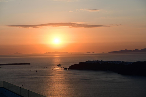 Prywatna romantyczna kolacja na Santorini z widokiem na kalderę i zachód słońcaPrywatna romantyczna kolacja z widokiem na kalderę i zachód słońca na Santorini