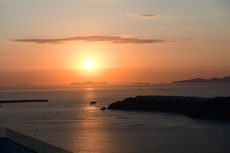 Prywatna romantyczna kolacja na Santorini z widokiem na kalderę i zachód słońcaPrywatna romantyczna kolacja z widokiem na kalderę i zachód słońca na Santorini