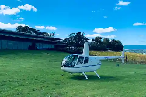 Melbourne: Private Yarra Valley Winery Lunch by Helicopter