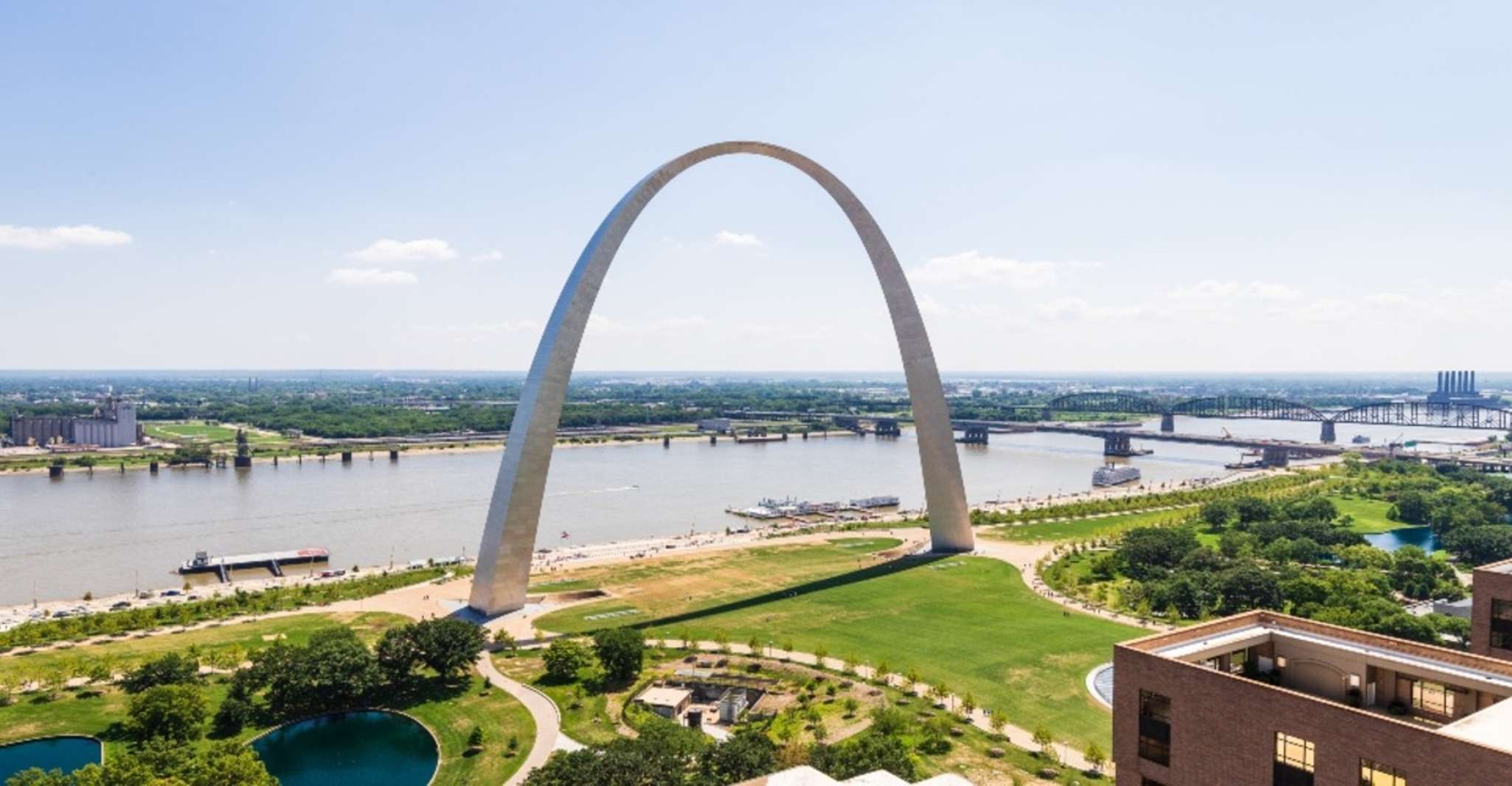 St. Louis, Guided Small Group City Tour with River Cruise - Housity