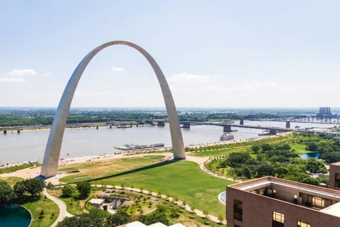 St. Louis: Guided Tour with Boat Cruise and Helicopter Ride