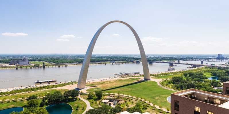 St. Louis: Geführte Tour mit Bootsfahrt und Hubschrauberrundflug