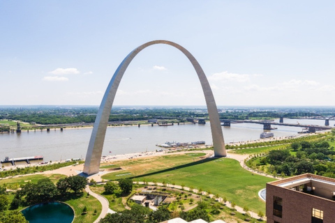 To Reach The Top Of St. Louis' Gateway Arch, You Have To Ride In A Tiny Pod  – Jeni Eats