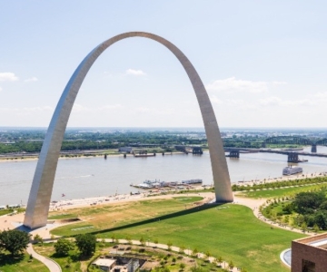 St. Louis: Guided Tour with Boat Cruise and Helicopter Ride