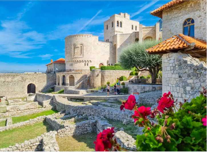 Von Tirana aus: Burg Kruja, Alter Basar und Sari Salltik Tour