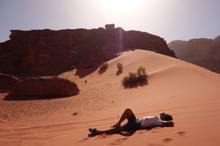 Van Wadi Rum: jeeptour van 8 uur met maaltijd en verblijf van één nacht
