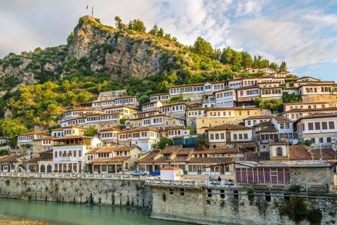 Tiranasta: Beratin kaupunki Unescon kulttuuriperintökohde ja Belshi-järven kiertoajelu