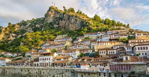 Ab Tirana/Durrës: Tour nach Berat, UNESCO-Erbe, und zum Belshi-See