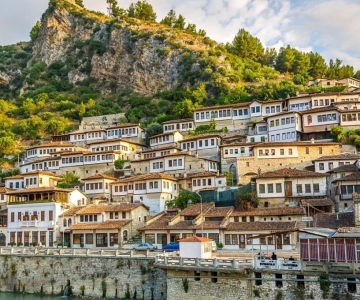 Tiranasta: Beratin kaupunki Unescon kulttuuriperintökohde ja Belshi-järven kiertoajelu