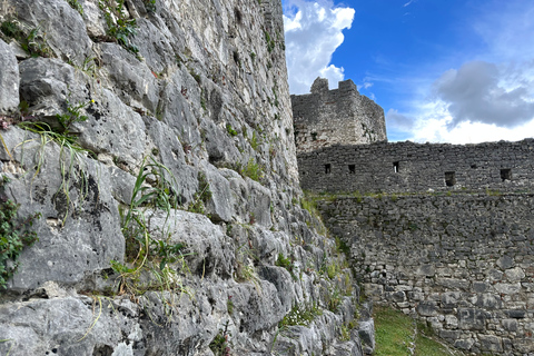 Desde Tirana: ciudad de Berat patrimonio de la unescoDesde Tirana: tour privado de la ciudad de Berat con almuerzo