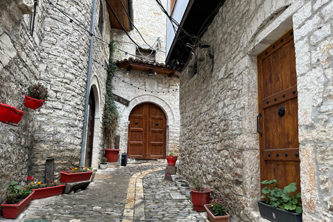 Desde Tirana: ciudad de Berat patrimonio de la unescoDesde Tirana: tour privado de la ciudad de Berat con almuerzo