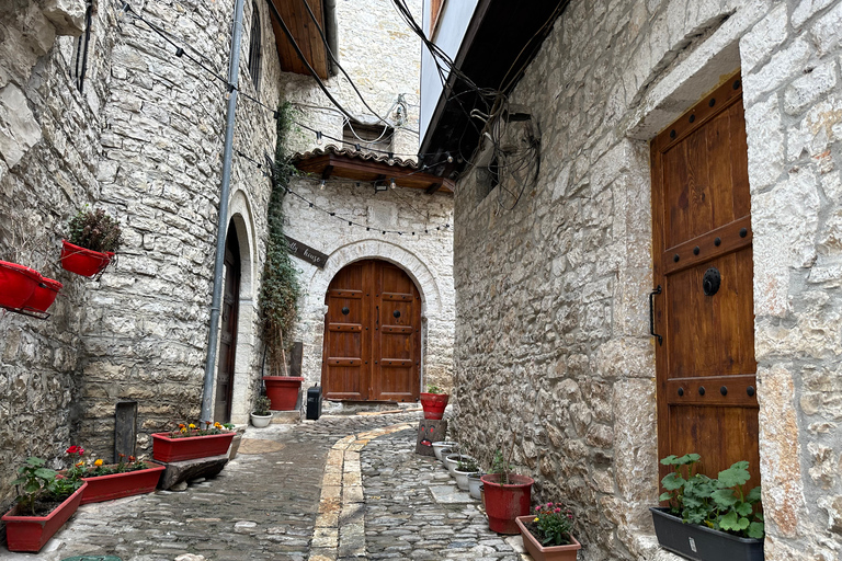 De Tirana: patrimoine de l'unesco de la ville de BeratDe Tirana : visite privée de la ville de Berat avec déjeuner