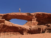 Von Wadi Rum, 5-stündige Jeep-Tour mit Mahlzeiten & Übernachtung - Hizvo