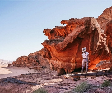 Wadi Rum: Utforska 5-timmars jeeptur, guide, måltid och boende