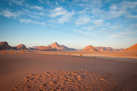 Från Wadi Rum: 5-timmars jeeptur med måltider och övernattningFrån Wadi Rum: 5-timmars jeeptur med måltider och 1 övernattning