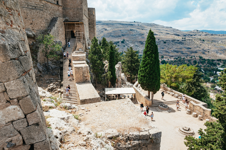 Rodi: Gita guidata in autobus al villaggio di Lindos e alle Sette Sorgenti