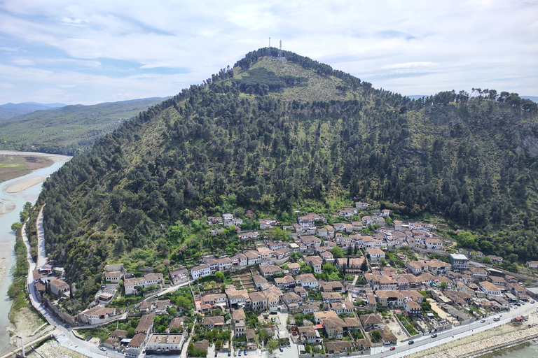 Von Tirana aus: Berat Stadtrundfahrt & WeinverkostungPrivate Stadtrundfahrt & Weinprobe in Berat