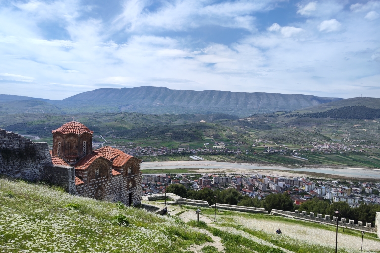 Von Tirana aus: Berat Stadtrundfahrt & WeinverkostungPrivate Stadtrundfahrt & Weinprobe in Berat