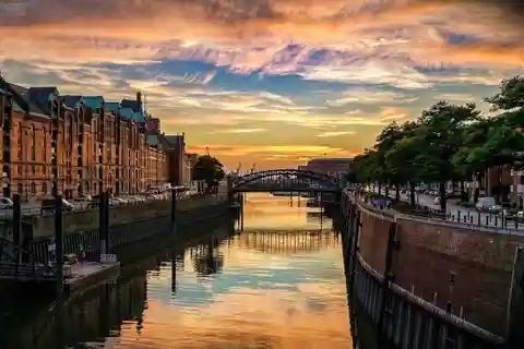 Hamburg: Elbe Riverside Private Guided Walking Tour