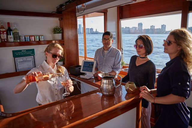 NYC: Crucero al atardecer en un pequeño yate con una copa