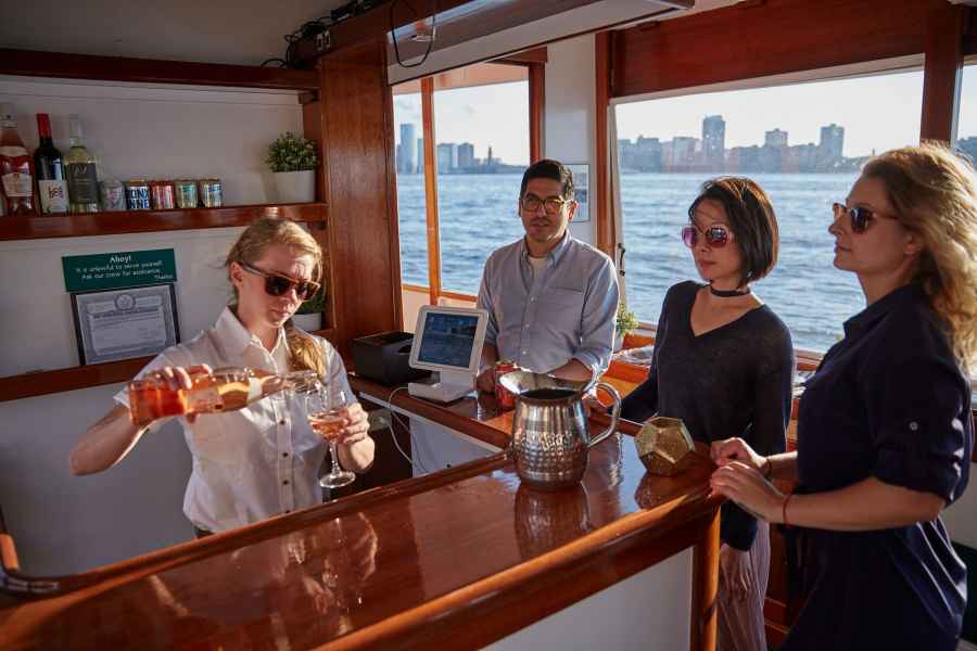 NYC: Sunset Cruise auf einer kleinen Yacht mit einem Drink. Foto: GetYourGuide