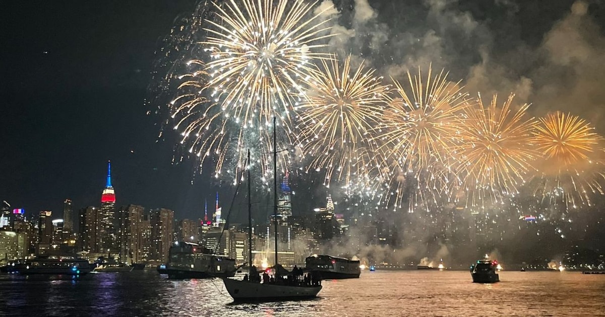 NYC: Crucero en velero con fuegos artificiales del 4 de julio y cena ...