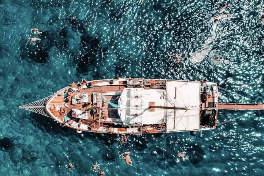 Naxos: Rina-Höhle-Koufonisi-Kreuzfahrt & Schwimmen in der Rina-Höhle mit BBQ. Foto: GetYourGuide Naxos: Rina-Höhle-Koufonisi-Kreuzfahrt & Schwimmen in der Rina-Höhle mit BBQ. Foto: GetYourGuide