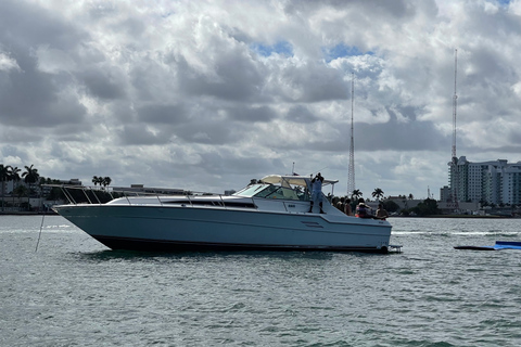 Miami: tour privato di noleggio yacht con champagne e boccaglioTour in yacht privato di 4 ore