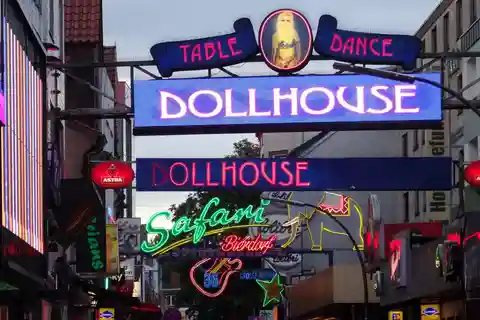 Hamburg: St. Pauli (18+) Private Guided Walking Tour