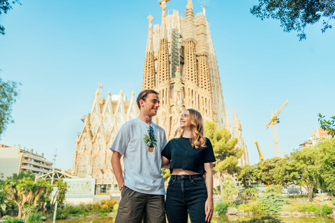 Barcelona: Sessão de fotos profissional fora da Sagrada FamíliaPremium (25 fotos editadas profissionalmente)