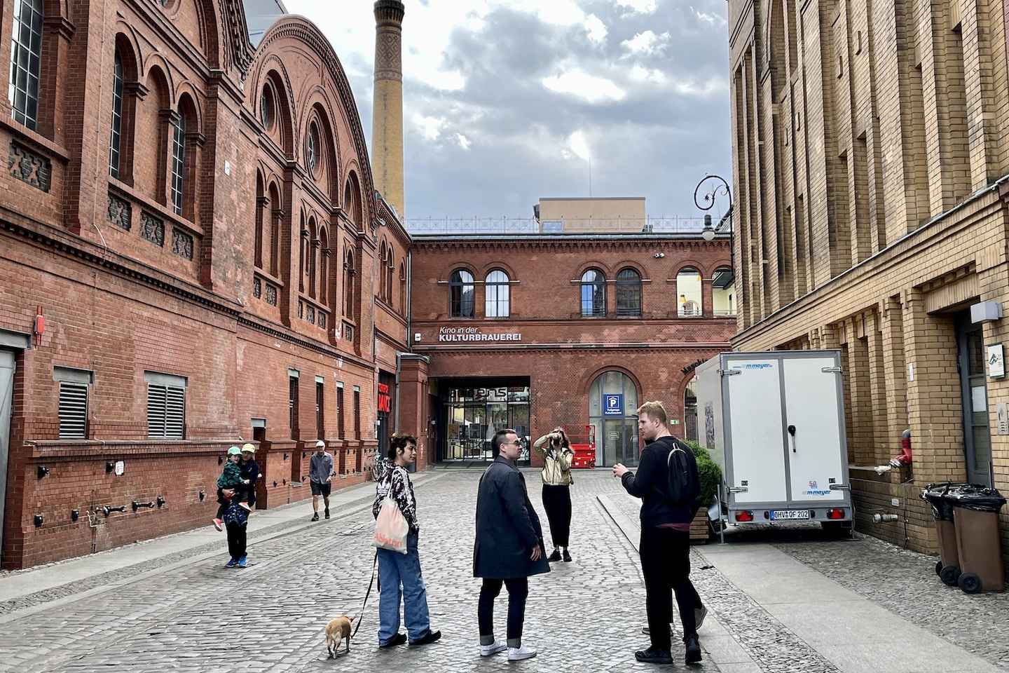 Berlin: Gourmet Food & Cultural Walking Tour