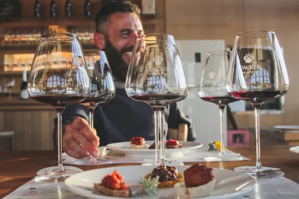 Montalcino: Geführte Weinkellertour & Gourmet-Verkostung