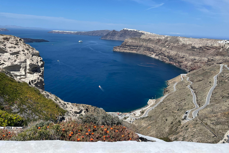 Santorini: Privat rundtur på ön med lunch på en berömd vingårdSantorini: Privat ö-tur med vingårdsstopp och lunch