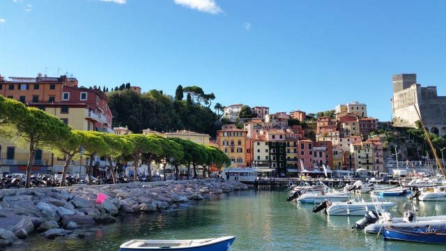 Visit Gulf of Poets LERICI enjoy & feel a romantic seafaring-town in Comano