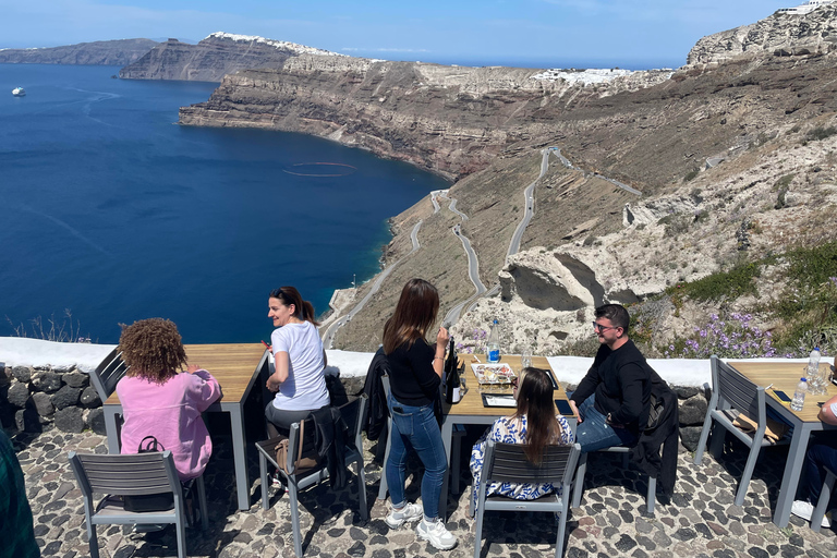 Santorini: Privat rundtur på ön med lunch på en berömd vingårdSantorini: Privat ö-tur med vingårdsstopp och lunch