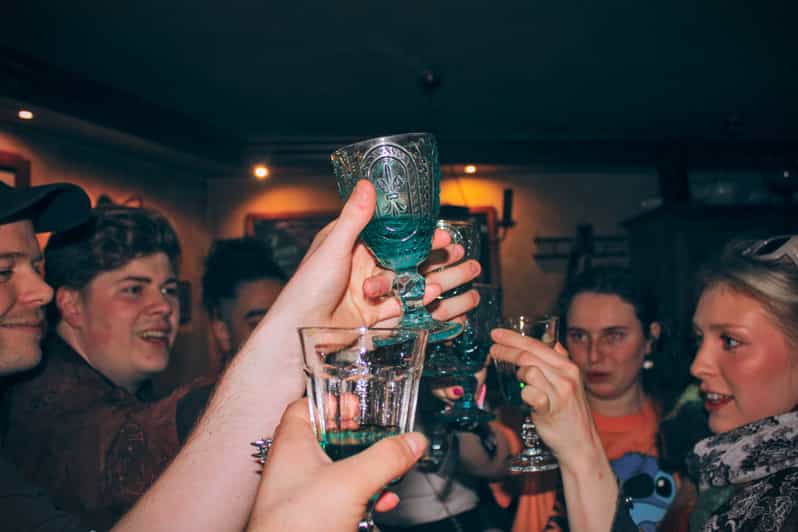 Krakov Kazimierz Bar Crawl s hrou Pub Golf Drinking Game GetYourGuide