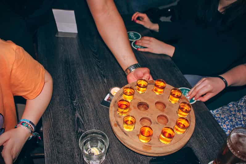 Krakov Kazimierz Bar Crawl s hrou Pub Golf Drinking Game GetYourGuide