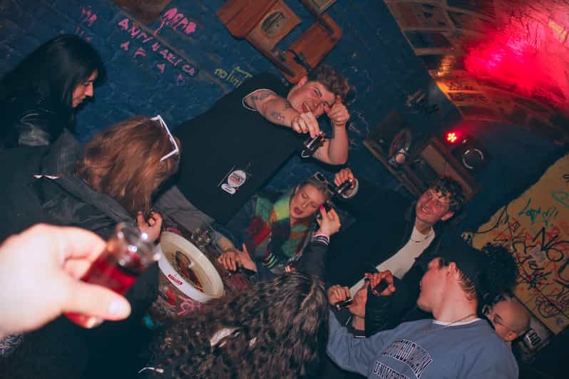 Krakov Kazimierz Bar Crawl s hrou Pub Golf Drinking Game GetYourGuide