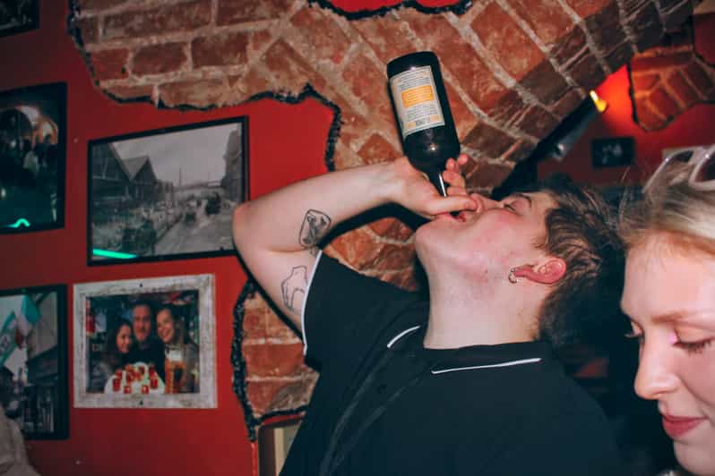 Krakov Kazimierz Bar Crawl s hrou Pub Golf Drinking Game GetYourGuide