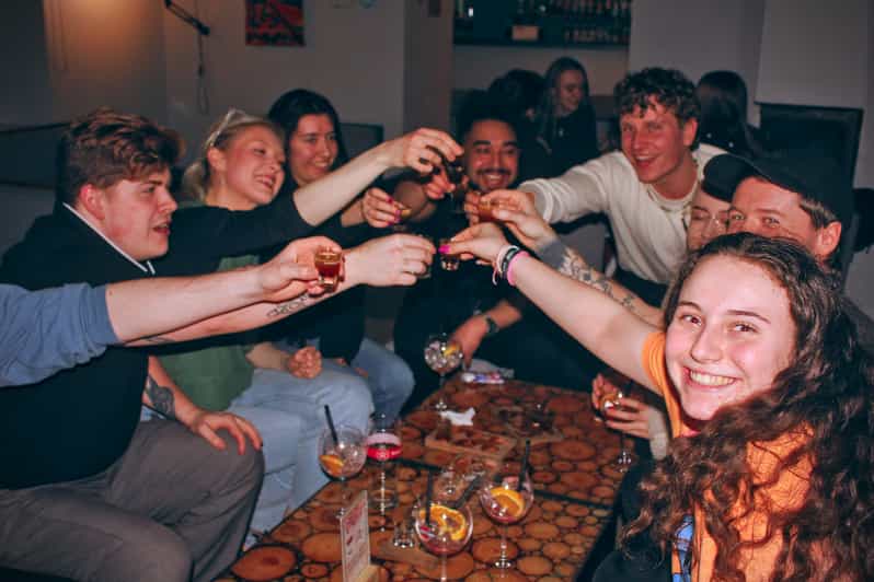 Krakov Kazimierz Bar Crawl s hrou Pub Golf Drinking Game GetYourGuide