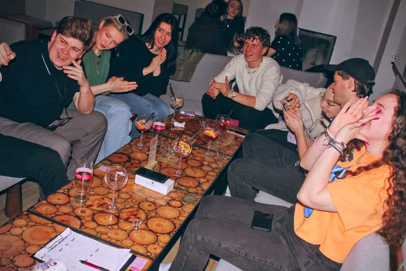 Krakov Kazimierz Bar Crawl s hrou Pub Golf Drinking Game GetYourGuide