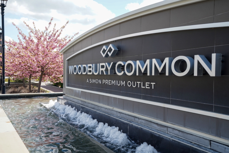 Von NYC aus: Woodbury Common Premium Outlets Shopping Tour8:30 - 16:00 Uhr Tour