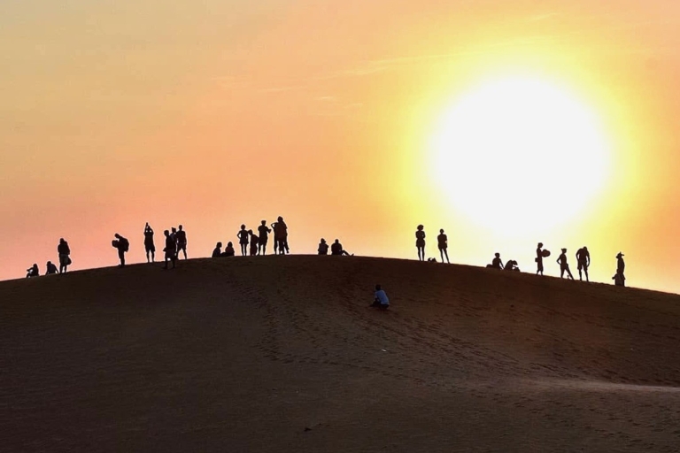 Wüstensafari bei Sonnenuntergang Dünenbashing, Sand Board & KamelrittSunset Desert Safari Qatar Gold Sand Dunes & Camel Ride.