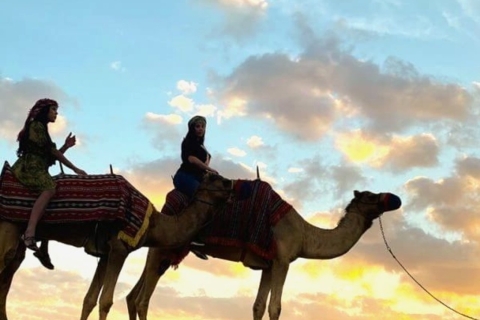 Safari dans le désert au coucher du soleil Dunes Bashing, Sand Board & Camel RideSafari dans le désert au coucher du soleil, Dunes de sable doré du Qatar et promenade à dos de chameau.